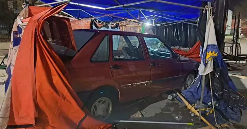 Chocaron el acampe policial en Viedma y hay heridos