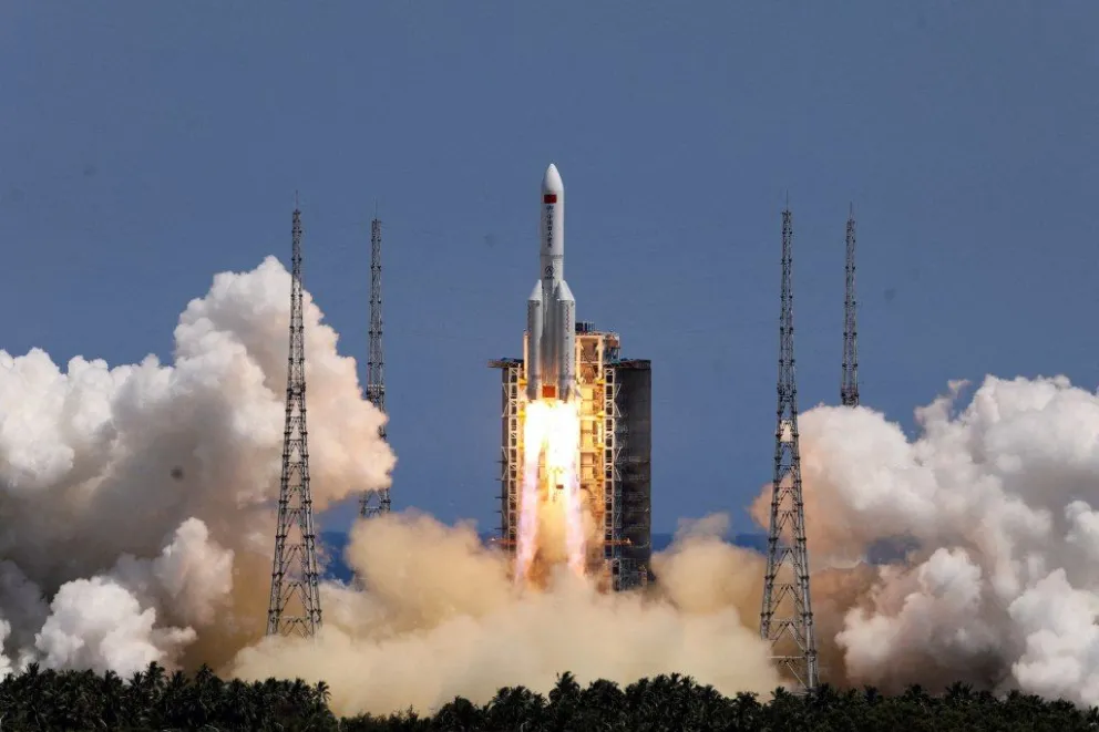 Un cohete chino cae a la Tierra y la NASA dice que Pekín no compartió información