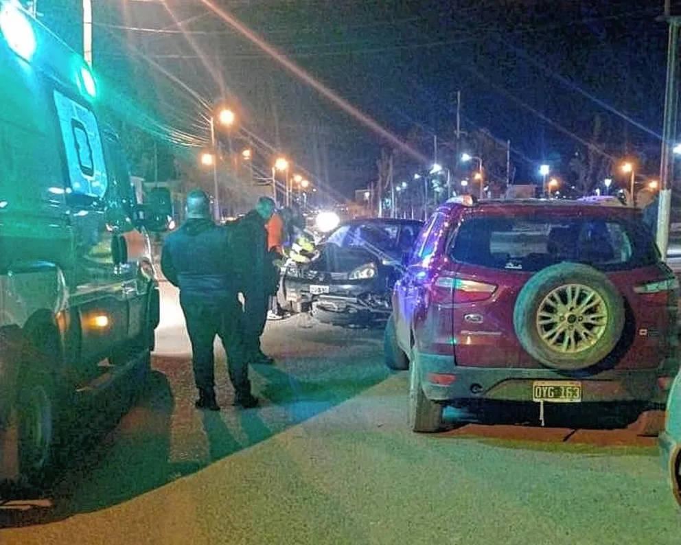 Pareja lesionada tras chocar su motocicleta contra un automóvil en Castelli
