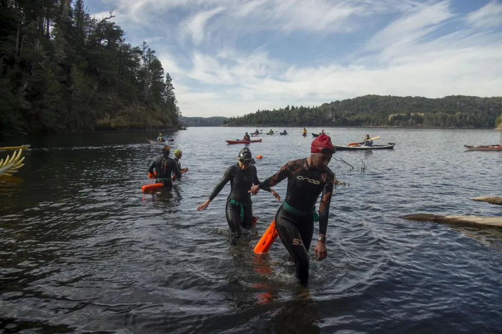 Vecinos nadaron en el lago Moreno para reclamar contra el proyecto del Club Náutico