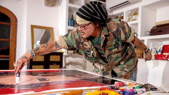 Sin lugar en la pantalla, Johnny Depp presentó su primera colección de cuadros 