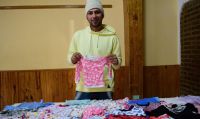 Jóvenes roquenses confeccionan ropa de bebé para donar a familias vulnerables 