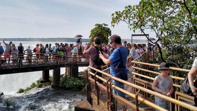 Propietarios dejan de alquilar por mes para arrendar por jornada en Iguazú