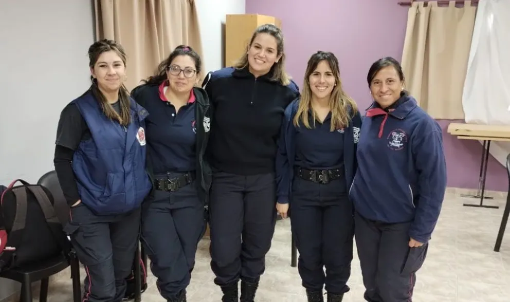 Ayudar en momentos de crisis: Bomberas de la ciudad se capacitaron en Primeros Auxilios Emocionales