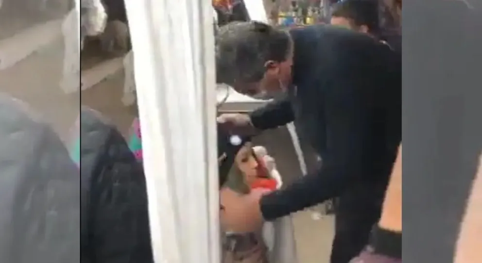 Papelón: durante una recorrida Capitanich le dio un beso a un maniquí 
