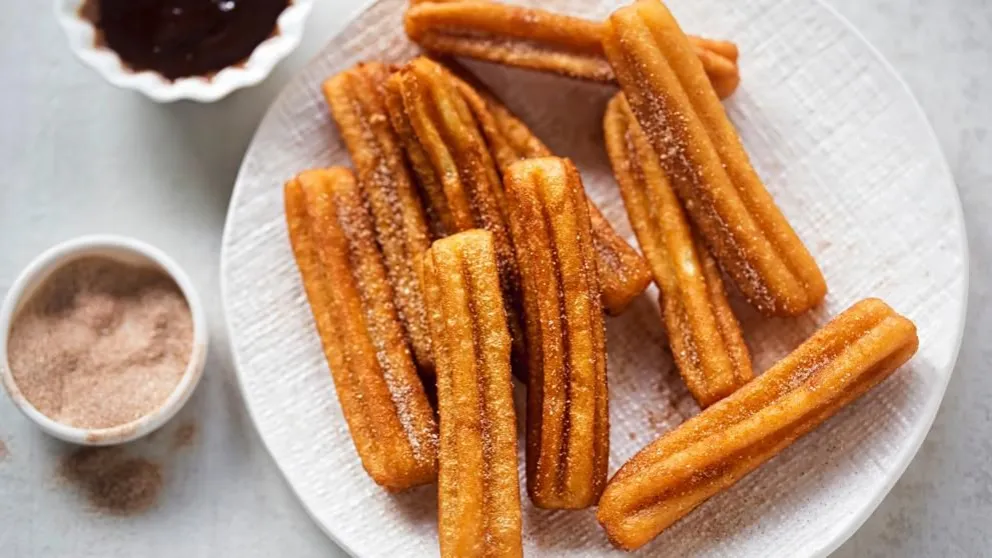 Con tres ingredientes prepará unos churros super crujientes: paso a paso