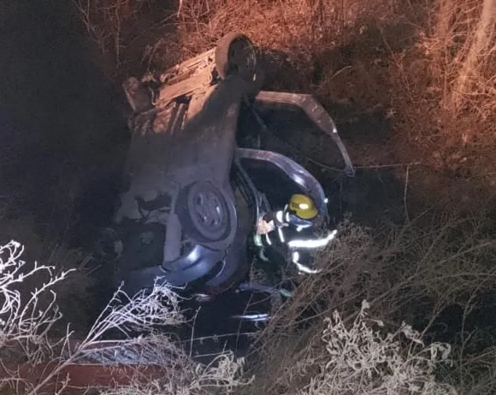 Tremendo susto para una familia, derrapó el auto y cayeron a un desagüe en la Ruta 22