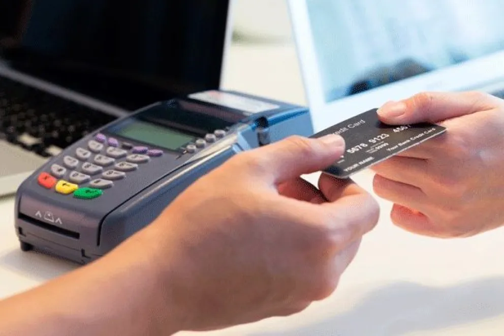Desde este lunes es más caro financiarse con la tarjeta de crédito, tanto en pesos como en dólares