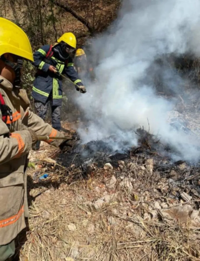 ¡Un peligro! Basura tirada provocó un incendio en la subida al Cristo