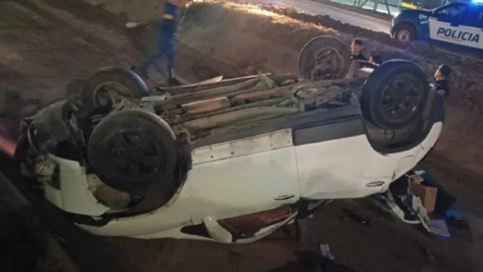 Córdoba: volcaron con el auto, esperaban una ambulancia y les robaron
