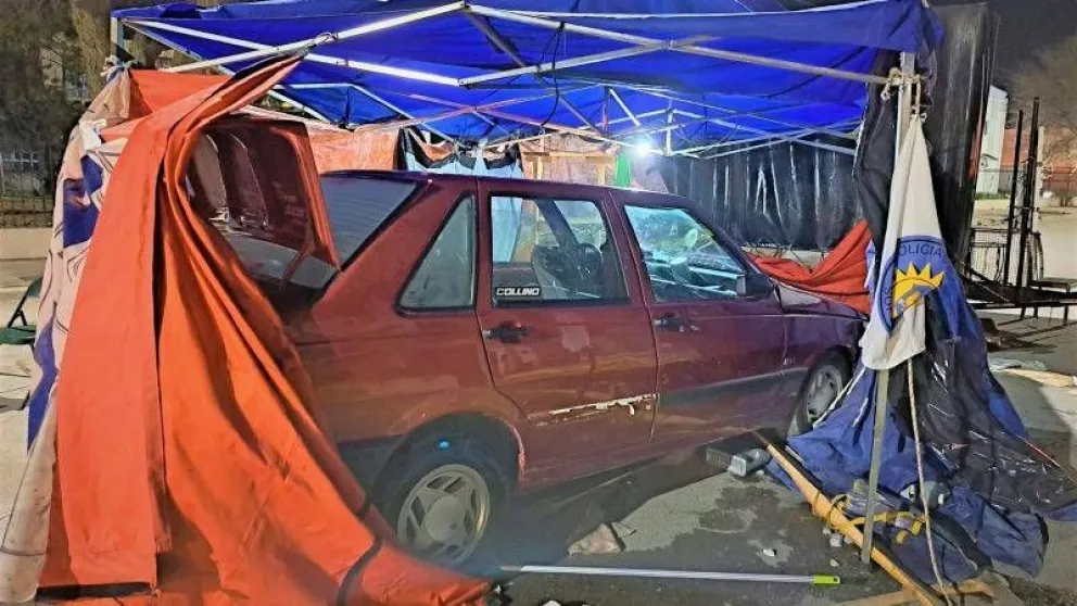 Hay 2 personas detenidas tras el choque contra el acampe policial en Viedma