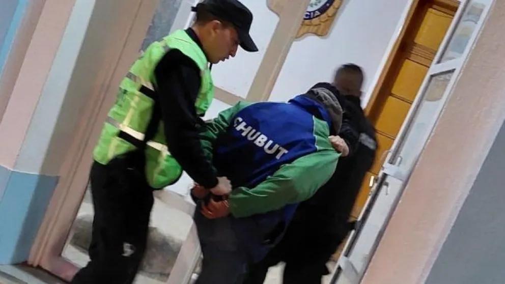 Estaba alcoholizado, quiso pelear con policías y terminó preso