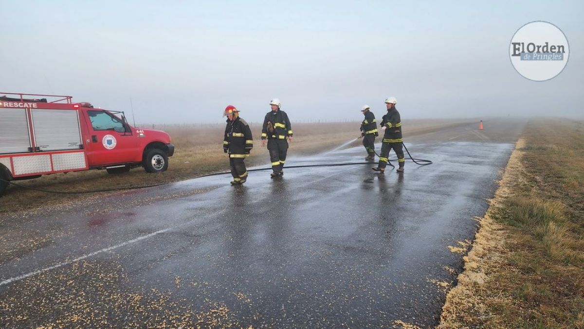 Volcó un camión cargado con soja en la ruta 85