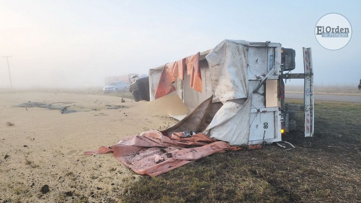 Volcó un camión cargado con soja en la ruta 85