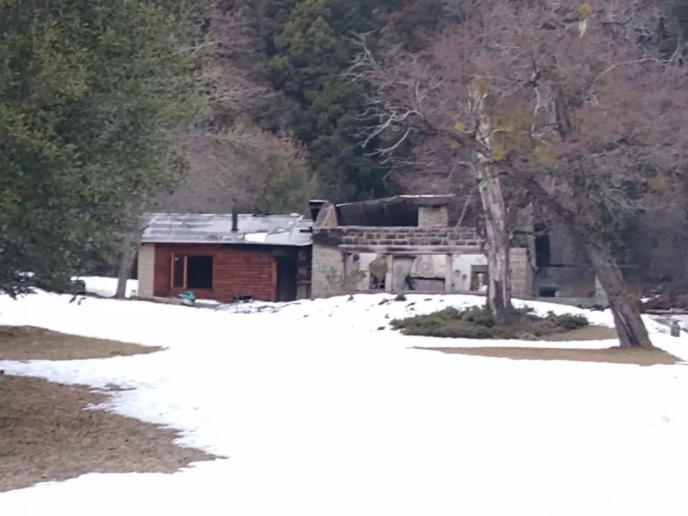 Investigan posible intencionalidad en el incendio de una cabaña en Villa Mascardi 