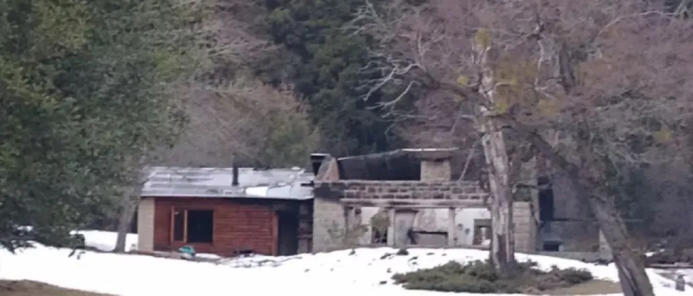 Investigan posible intencionalidad en el incendio de una cabaña en Villa Mascardi