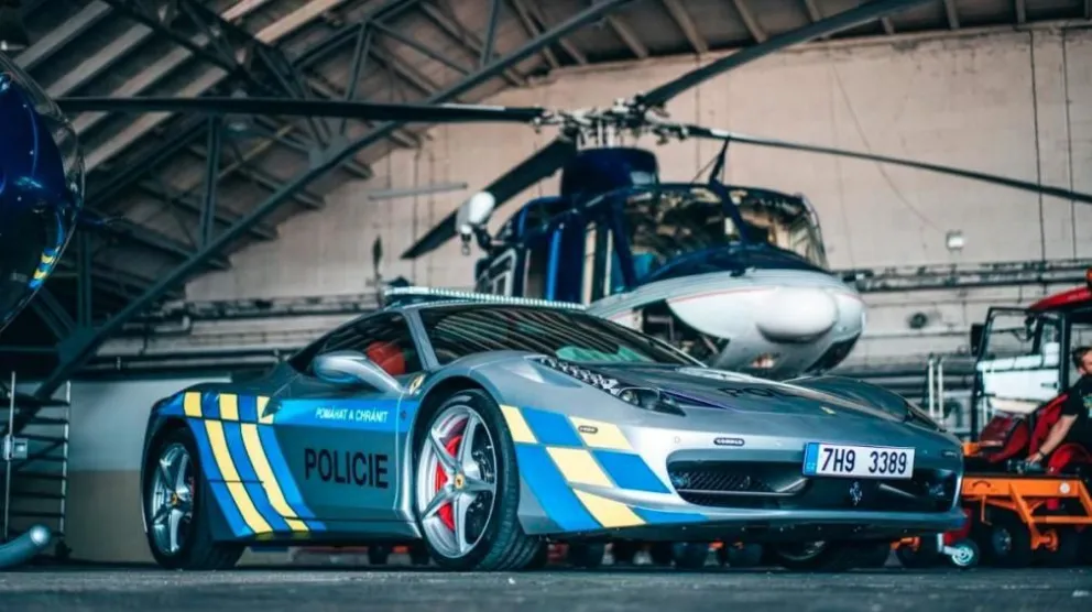 Insólito: la policía incautó una Ferrari, la tuneó como patrullero y la utilizarán para persecuciones 