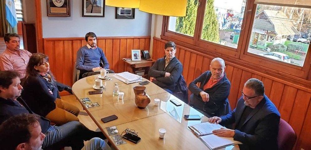 El intendente y funcionarios se encuentran reunidos con los asesores legales