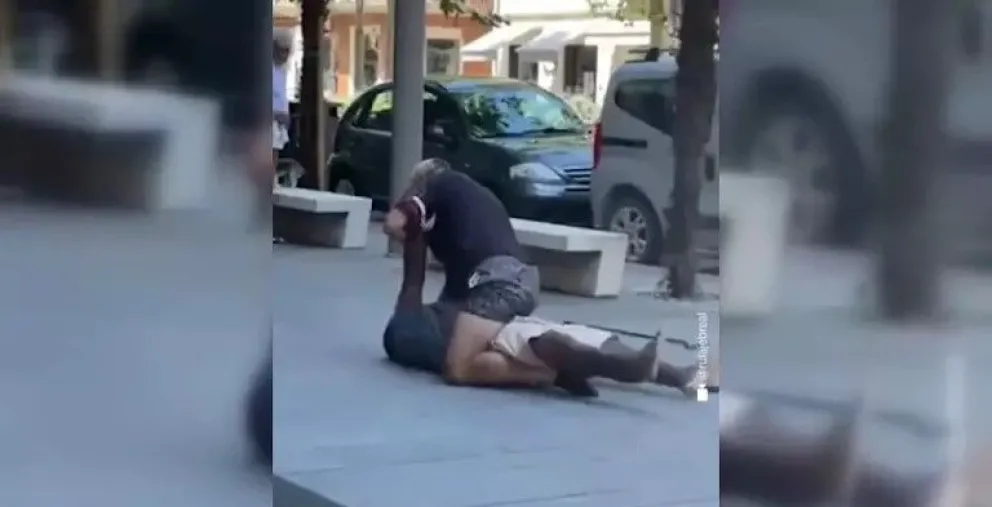 Video impactante: vendedor nigeriano fue asesinado en plena calle de Italia y nadie lo ayudó