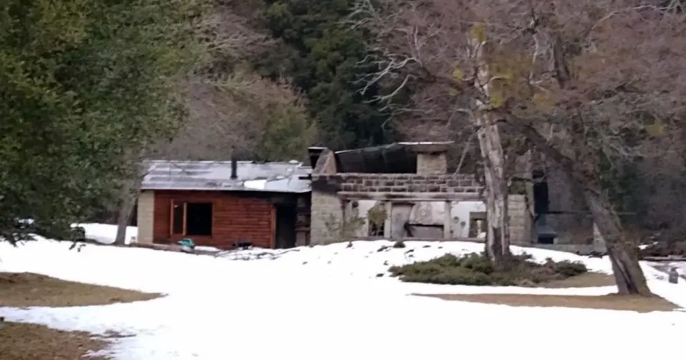 Investigan si fue intencional el incendio de una cabaña en Villa Mascardi
