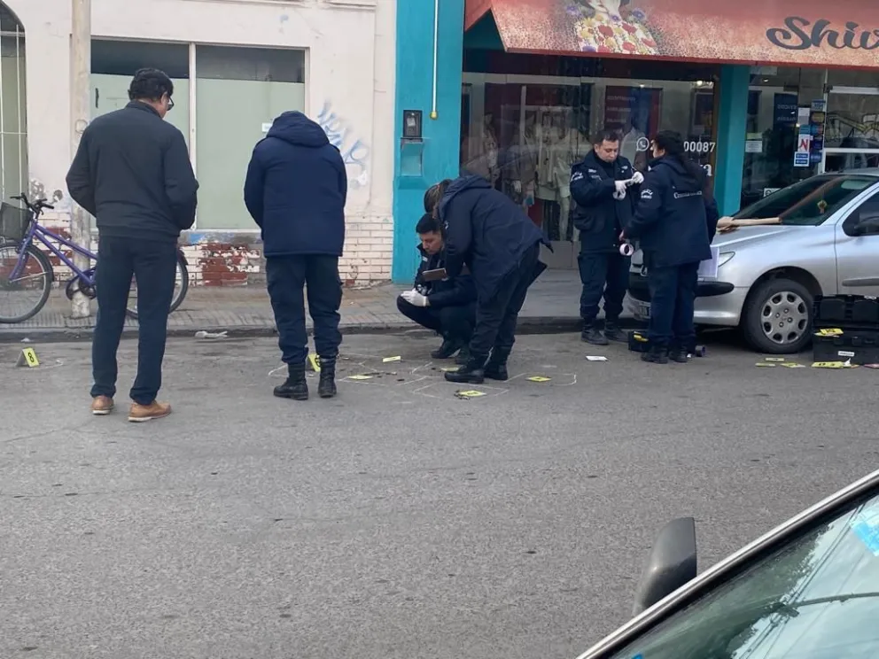 Descuido o mensaje mafioso: encontraron más de 40 vainas servidas a metros de Policía Federal 