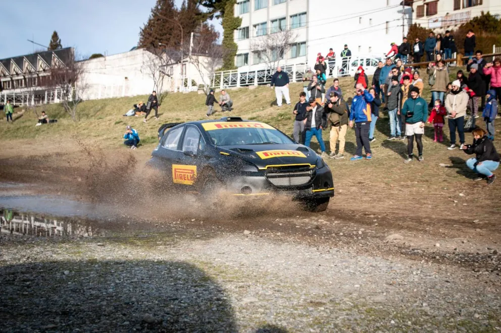 Por la exposición de autos y largada del Rally Aniversario, cortan el tránsito en el Centro Cívico