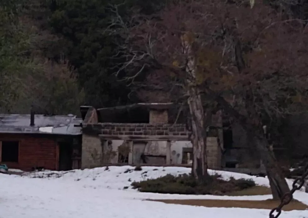 El propietario de la casa quemada en Villa Mascardi dice que fue intencional y apunta a la lof Lafken Winkul Mapu