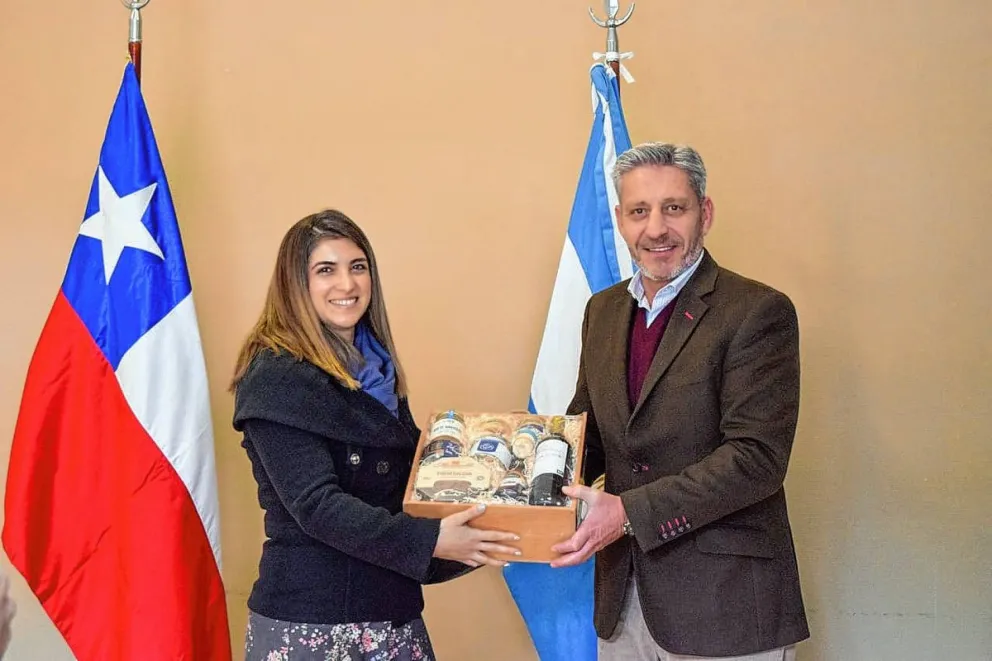 Arcioni se reunió con Valentina Mora, nueva Cónsul de Chile