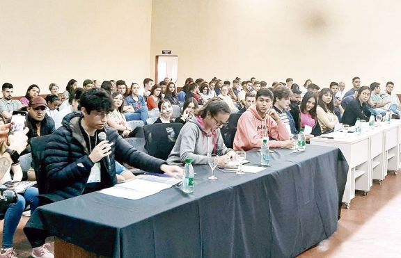 Estudiantes organizan foros zonales para tratar el drama del consumo Estudiantes organizan foros zonales para tratar el drama del consumo