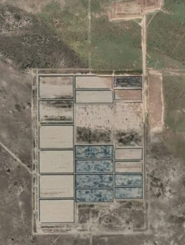 Las piletas del nuevo repositorio de líquidos cloacales se encuentran funcionando a un costado de la Ruta Provincial Nº 1 entre Viedma y la costa atlántica. Foto Vanesa Schwemmler (archivo).