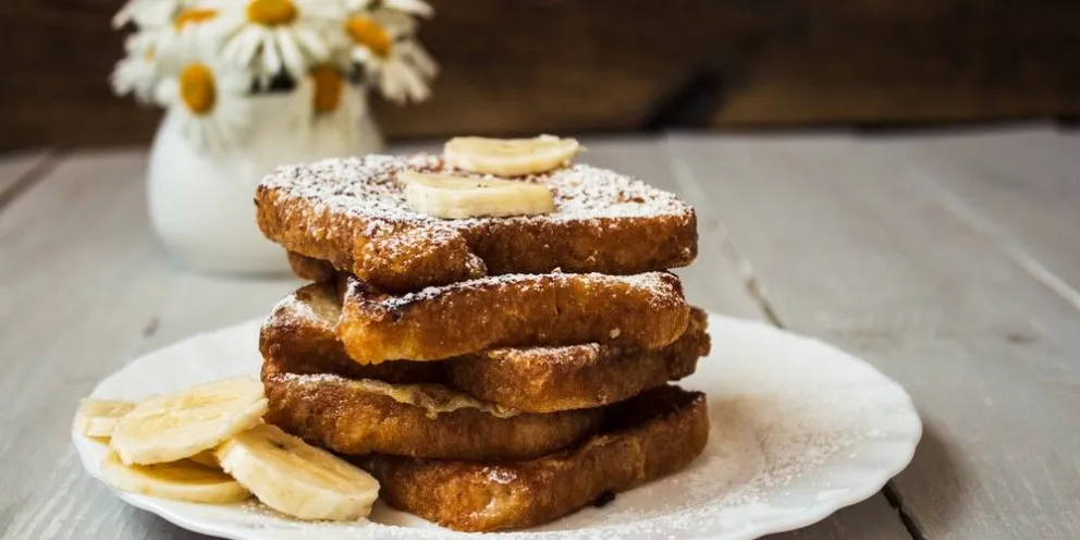 Desayuno gourmet: hacé tostadas francesas con banana caramelizada