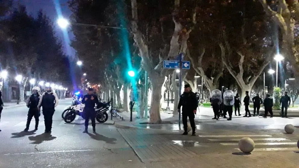 Marcha por el femicidio de Karen Ríos: la policía disparó balas de goma contra los manifestantes