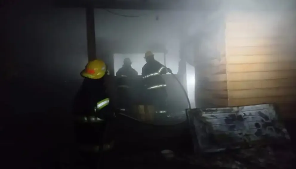 Las llamas dejaron pérdidas totales en una vivienda 