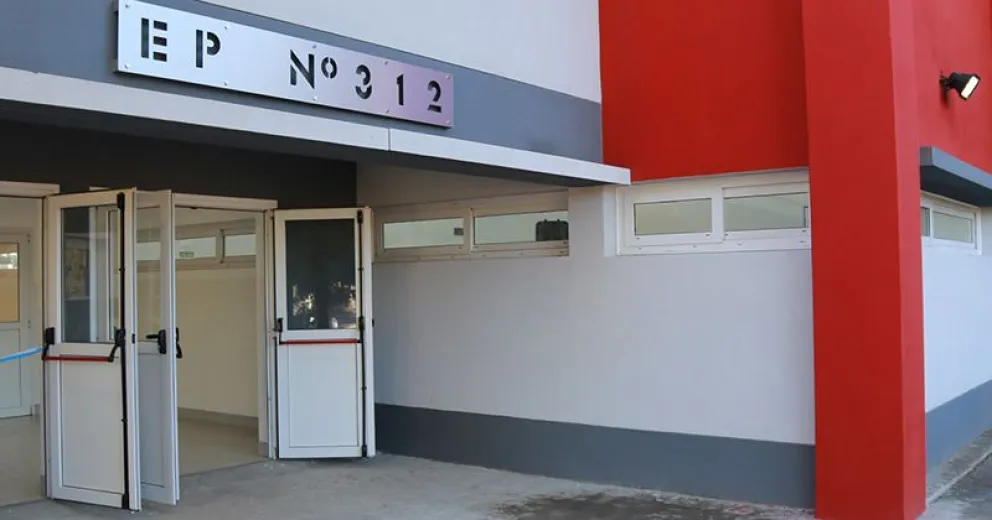 Les hurtaron sus billeteras mientras limpiaban la escuela 312 de Dina Huapi