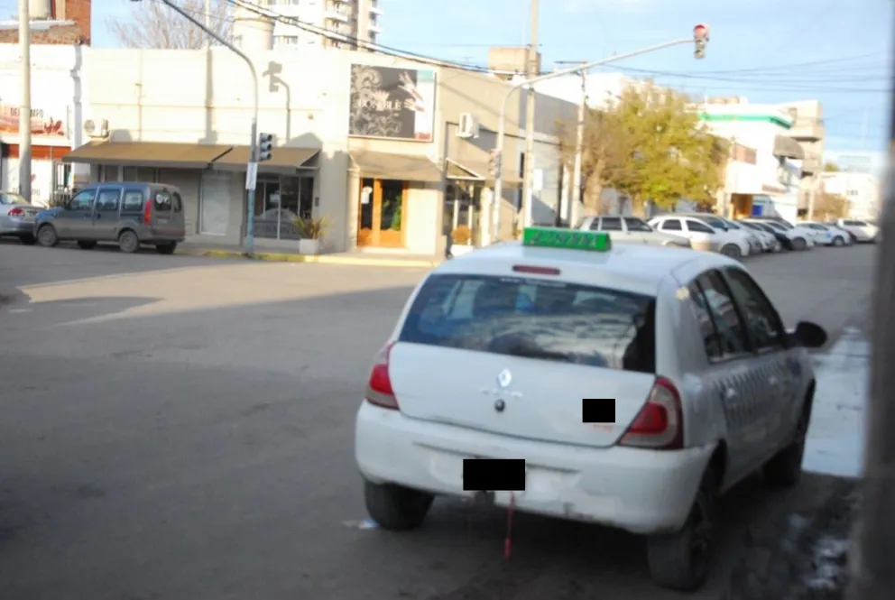 Pidió un taxi, le dio mal el vuelto y se generó un revuelo: intervino la agencia 428000 y se solucionó  