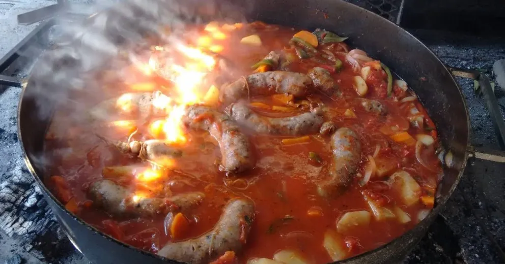 Chorizos a la pomarola: el paso a paso para preparar este clásico de la cocina