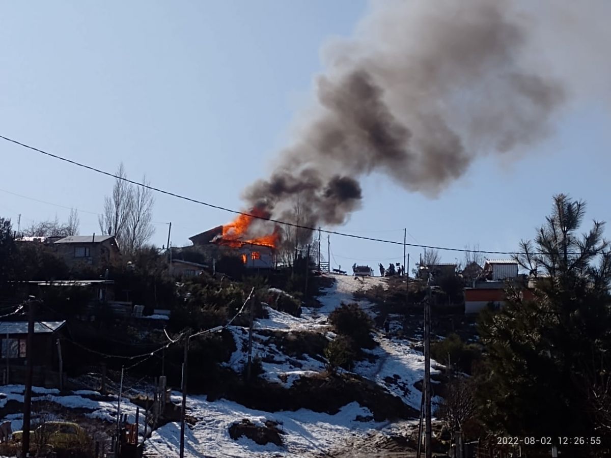 Una vivienda de dos pisos se incendió en el barrio Nahuel Hue