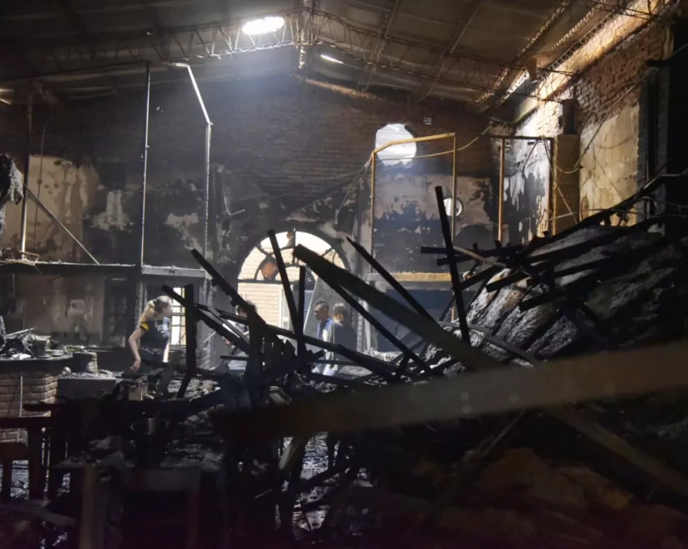 Bomberos apagaron un foco de incendio que se reactivó en un reconocido restaurante posadeño