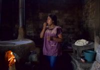 Yalitzia Aparicio se va a Oaxaca y te dice el paso paso la receta de las tlayudas.