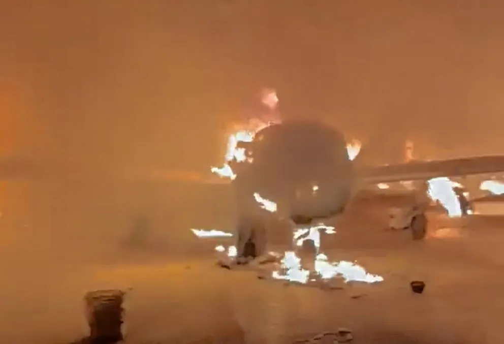 Video: un grupo mapuche incendió cuatro avionetas y una casa en el sur de Chile