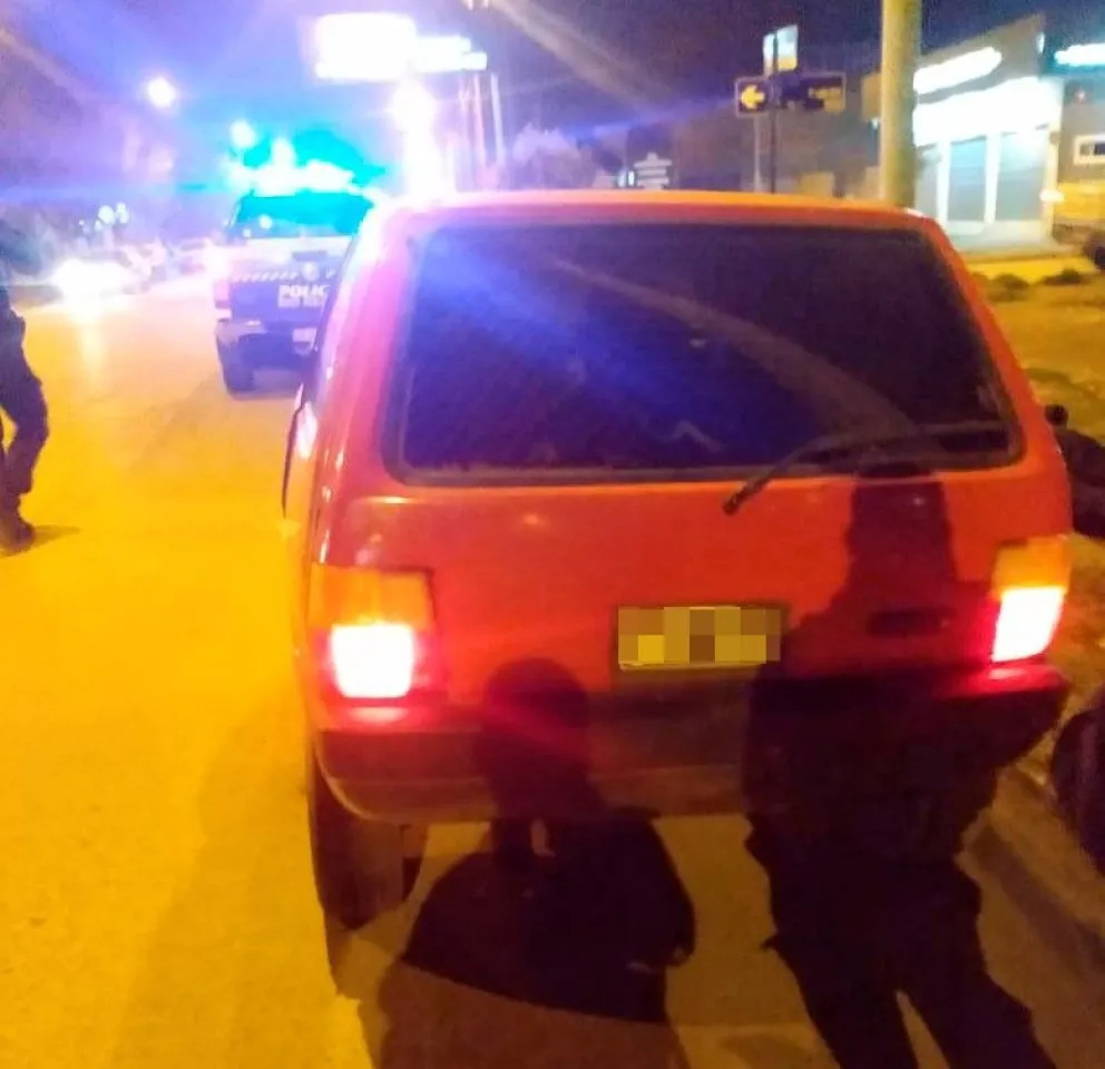 Fuerte persecución: Transitaba con un inhibidor de alarmas y elementos robados 
