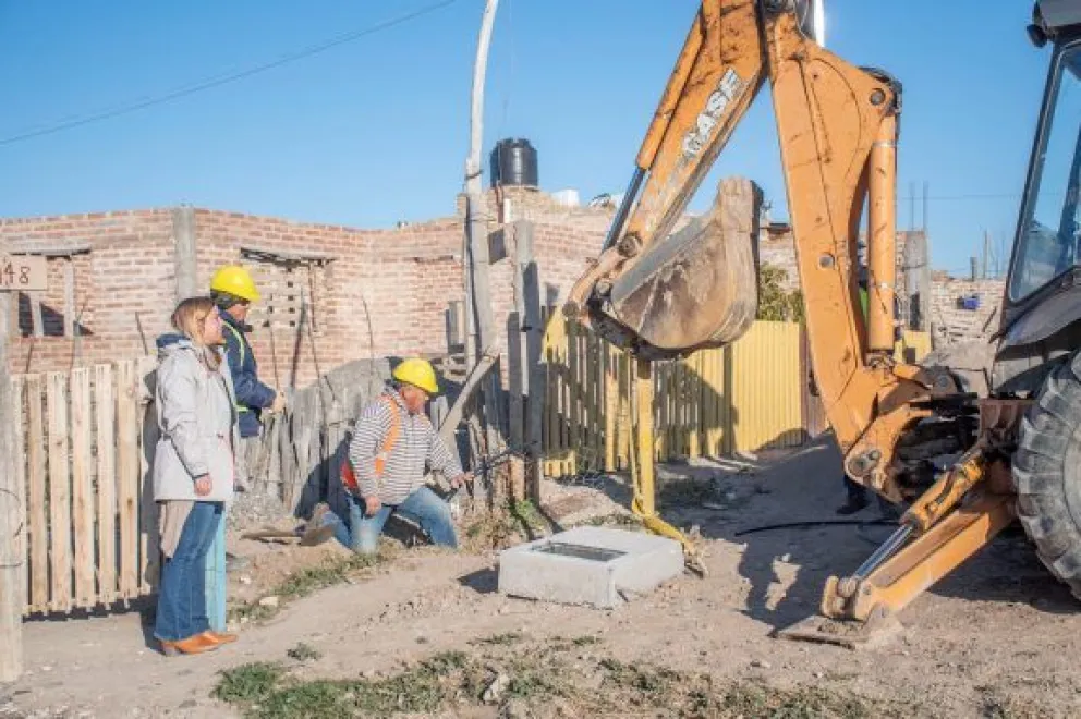 Con un 85% de avance, la obra red de agua del barrio Fiske Menuco se acerca a su fin 