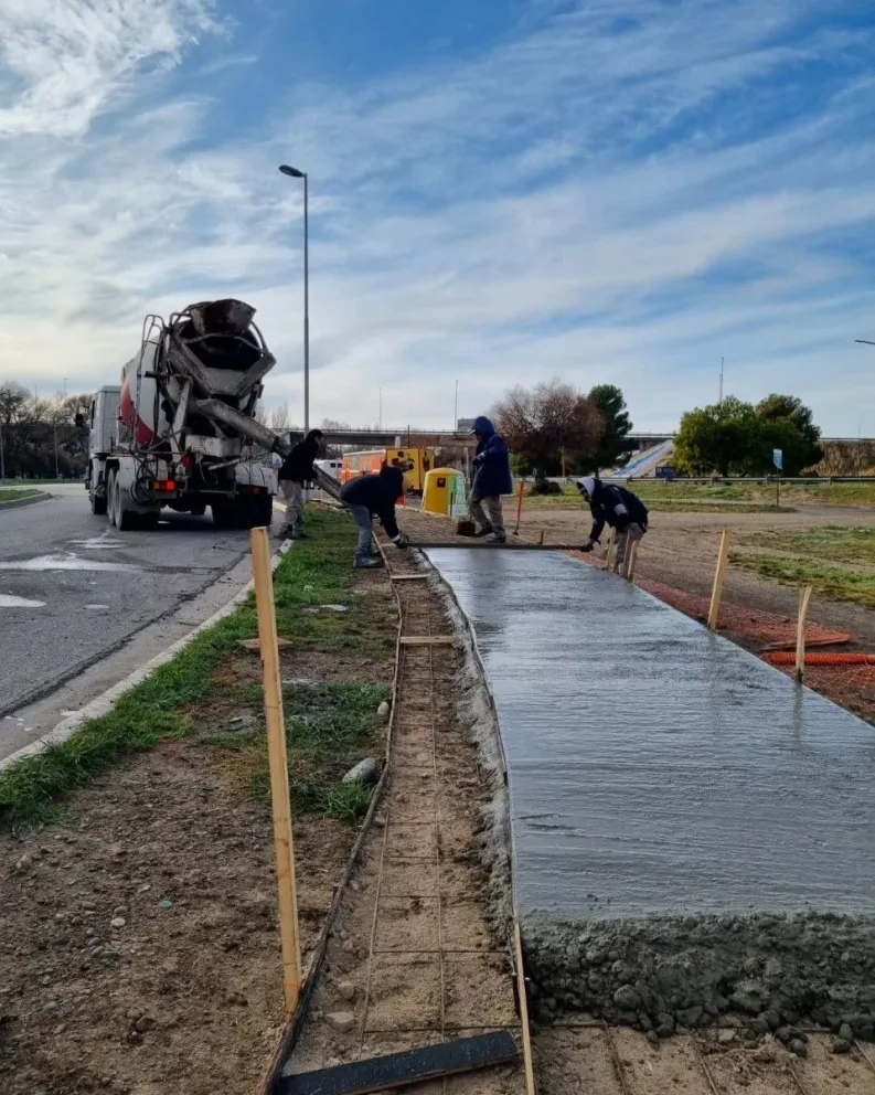 Construyen nuevas veredas en el Parque Ferreira