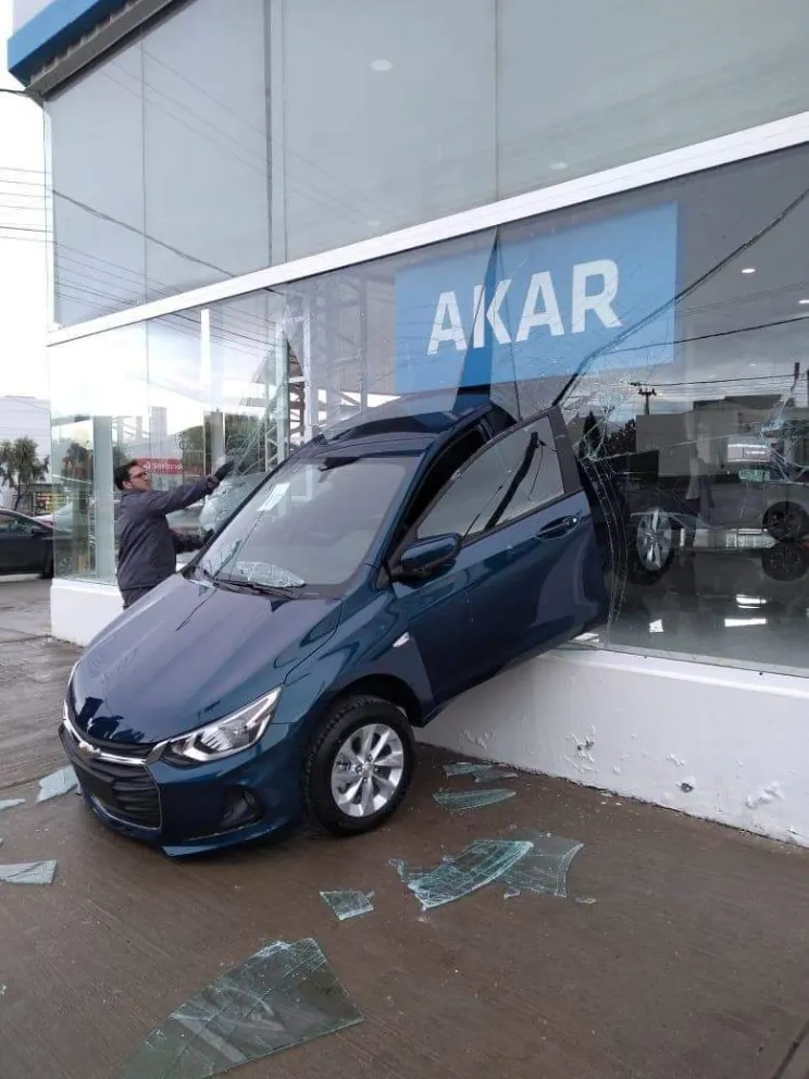Un auto cero kilómetro "salió" por el ventanal de una concesionaria y quedó en la vereda