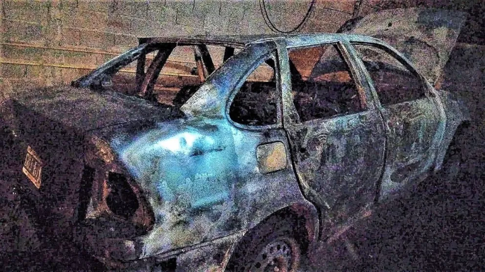 Le quemaron el auto en la casa de una amiga y sospechan de la mujer