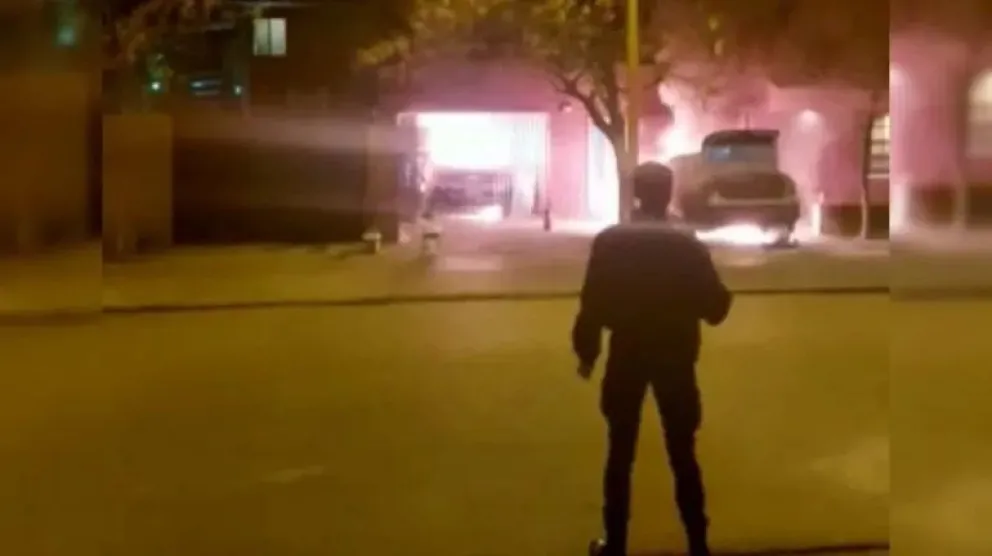 Incendiaron dos autos e investigan un ajuste de cuentas: mirá el video