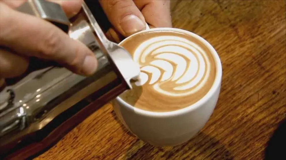 Un influencer pidió un café vegano y se sorprendió al ver el ticket: “Es un robo descarado”