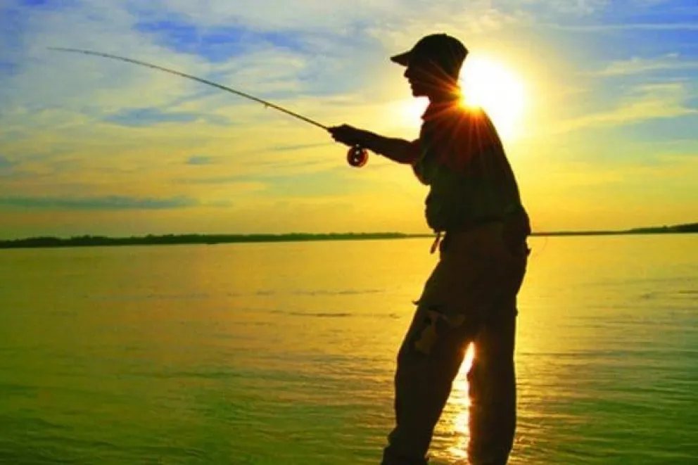 Pescador mostró el horripilante pez que capturó en el Dique Cabra Corral
