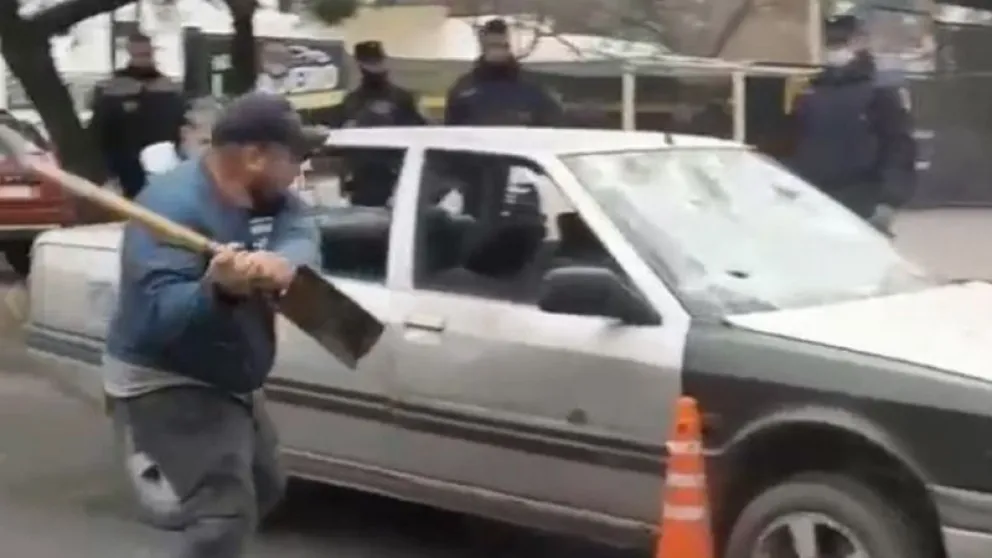 Intentó esquivar un control policial, lo detuvieron y decidió romper su auto a palazos