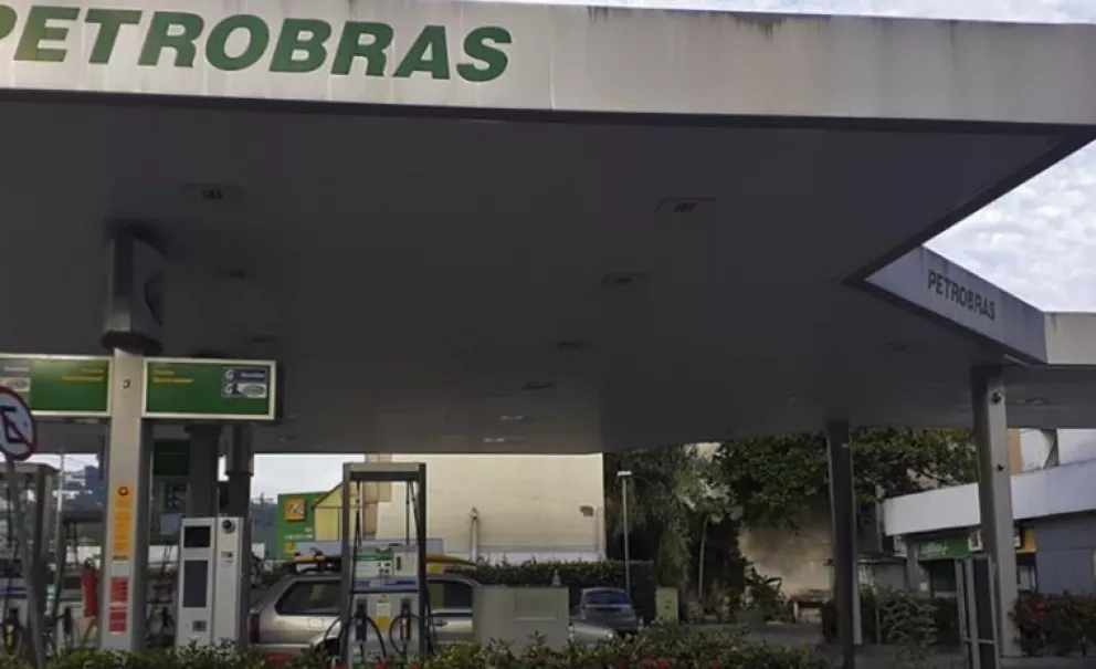 Bolsonaro dice que Brasil tendrá deflación por la reducción del precio de los combustibles